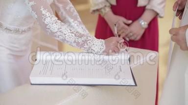 在教堂举行婚礼，新郎新娘签名